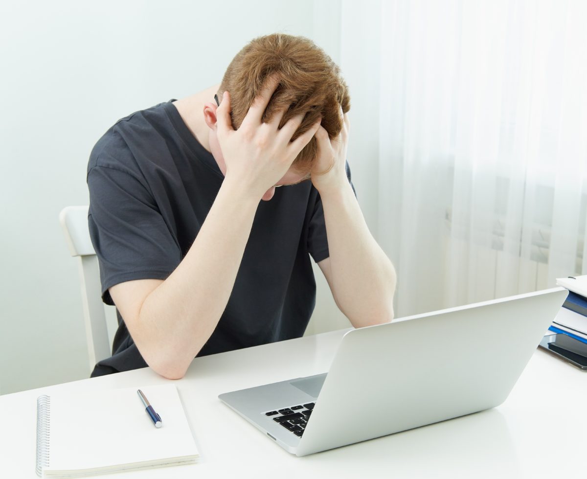 パソコンの前で挫折している男性